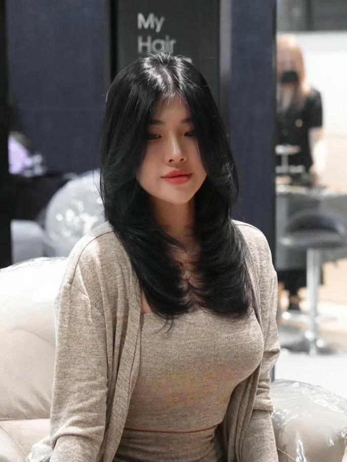 Kiểu tóc layer mềm mại.